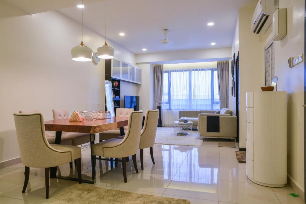 梳邦再也的住宿－DaMen Homestay @SubangHomeStay，用餐室以及带桌椅的起居室。