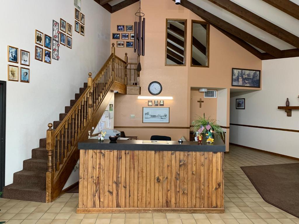 una cocina con encimera en una habitación con escaleras en Owensville Inn, en Owensville