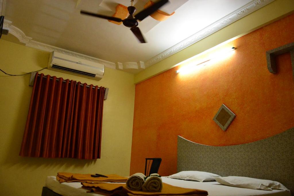 Postel nebo postele na pokoji v ubytování Hotel Sai Vishwa