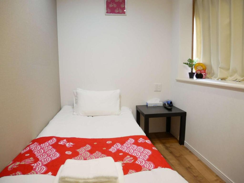Postel nebo postele na pokoji v ubytování Tokyo shinjukutei Hotel Asahi gruop 東京新宿亭ホテル