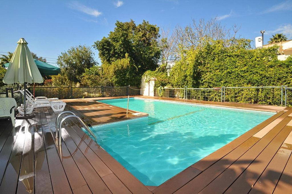 Bazén v ubytování איתן בקתות עץ Eitan Wood Cabins Resort nebo v jeho okolí