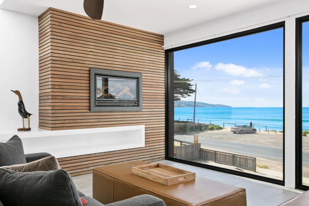 Una sala de estar con vista al mar. en Apollo Bay Beach House, en Apollo Bay