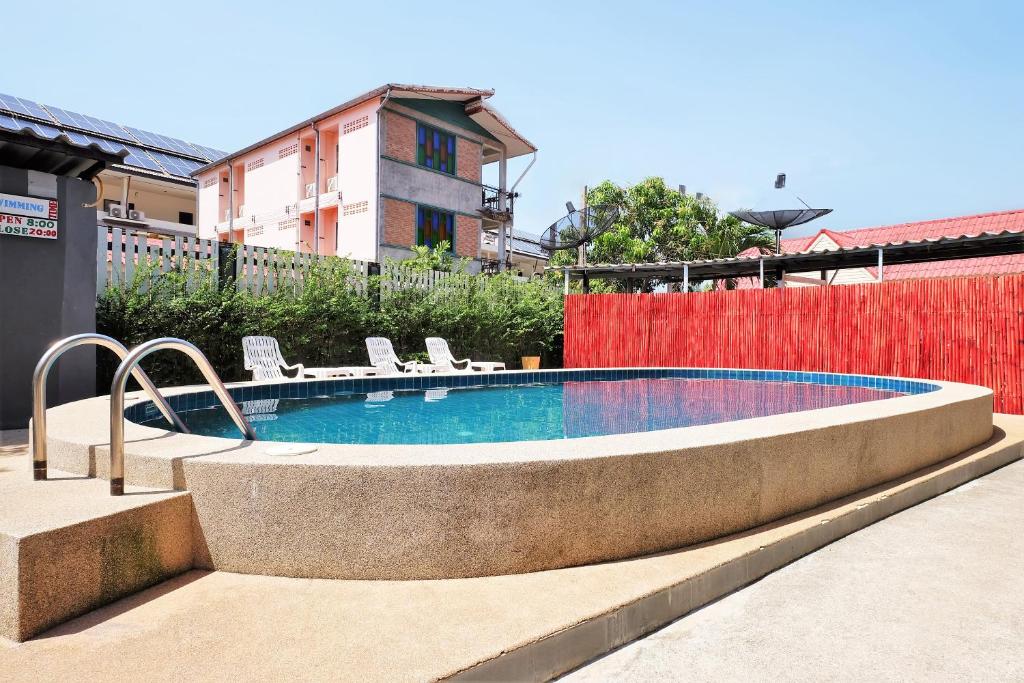 Kolam renang di atau dekat dengan OYO 609 Lanta Dream House Apartment