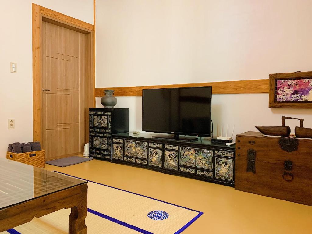 TV a/nebo společenská místnost v ubytování Siwoowadang