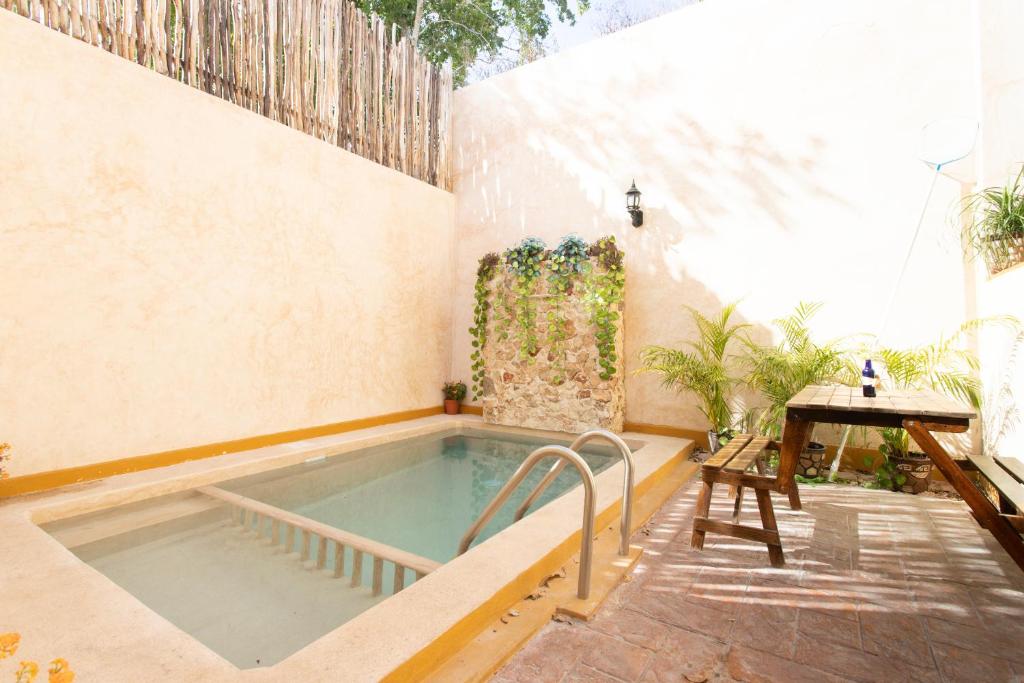 una piscina en medio de un edificio en Hotel Casa Rico, en Valladolid