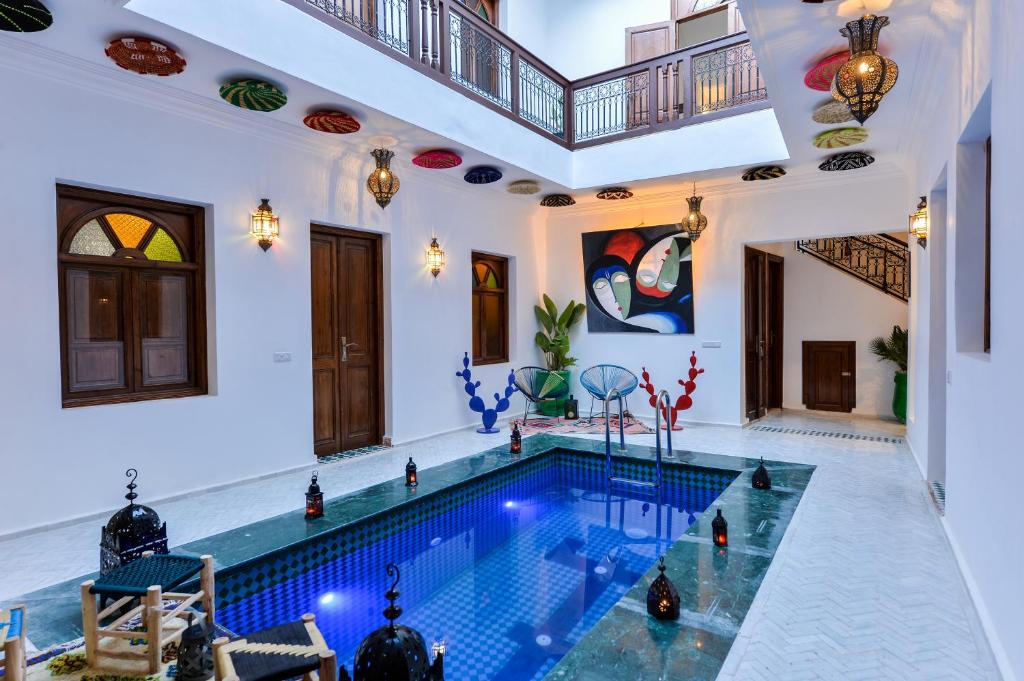 uma piscina numa casa com tecto em Casa De Marrakech Riad Guest House em Marrakech