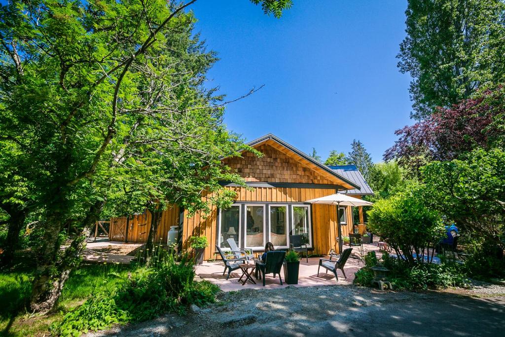 a log cabin with a table and chairs in front of it at Wisteria Guest House in Ganges