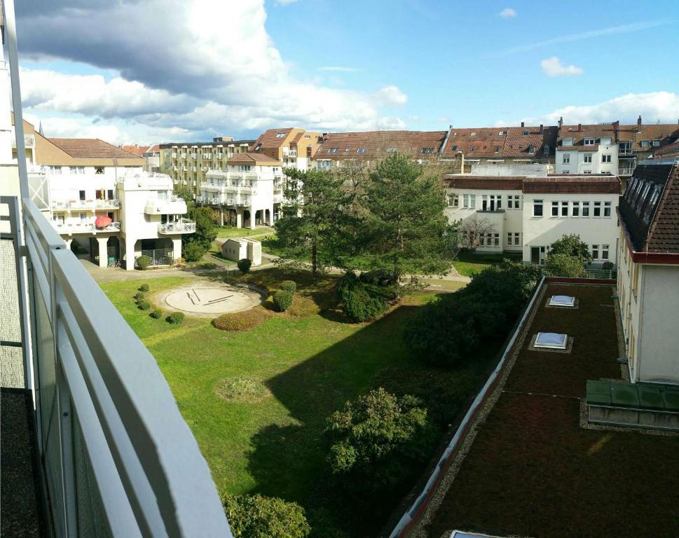 einen Balkon mit Blick auf eine Stadt mit Gebäuden in der Unterkunft Business Wohnung zur Kurzzeitmiete für Geschäftsreisende in Karlsruhe