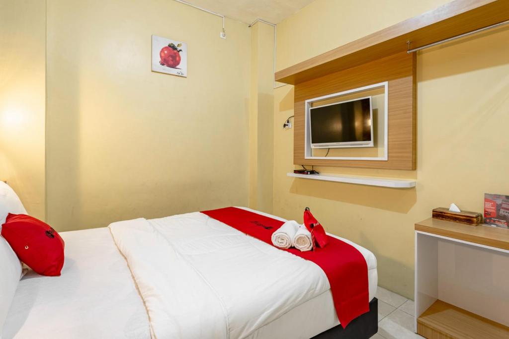 Postel nebo postele na pokoji v ubytování RedDoorz near Dino Park