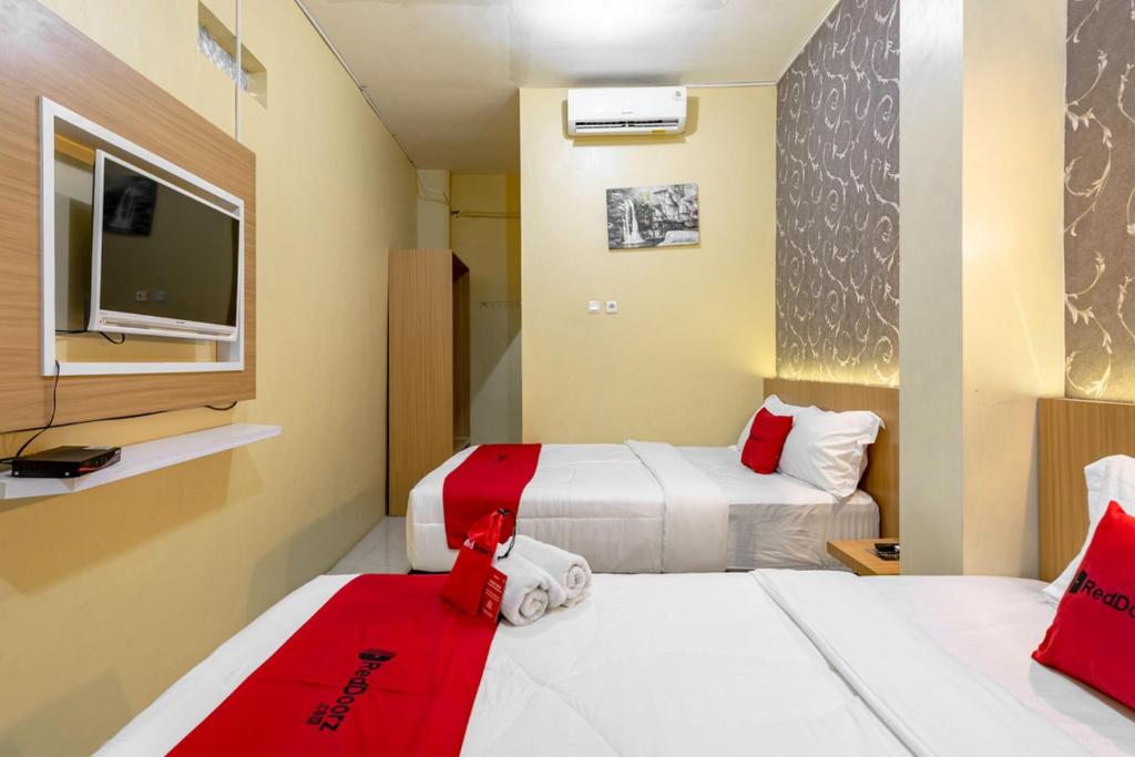 Postel nebo postele na pokoji v ubytování RedDoorz near Dino Park