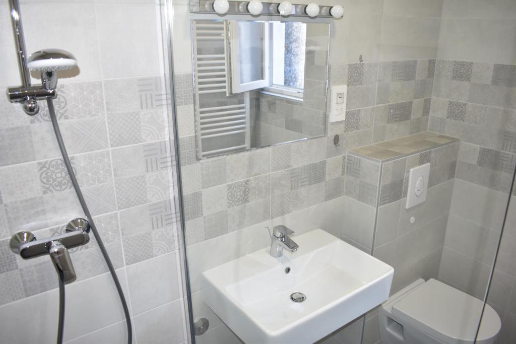 Kúpeľňa v ubytovaní Room & 4 Studios - Modern Comfy Central - FREE Netflix