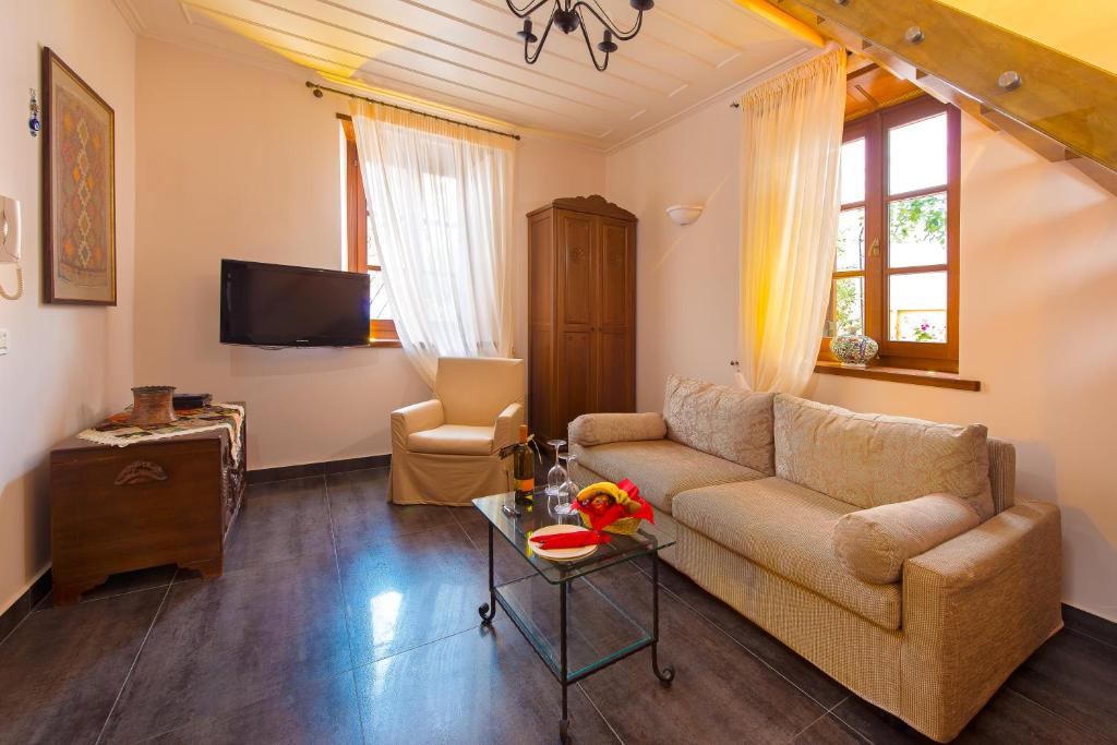TV a/nebo společenská místnost v ubytování Rodos Niohori Elite Suites Boutique Hotel