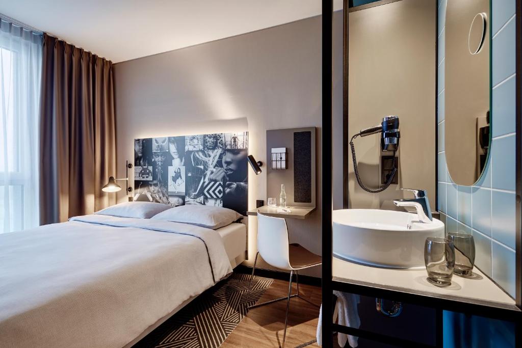 Postel nebo postele na pokoji v ubytování LÉGÈRE HOTEL Wiesbaden-Taunusstein
