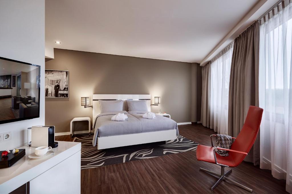 Postel nebo postele na pokoji v ubytování LÉGÈRE HOTEL Wiesbaden-Taunusstein