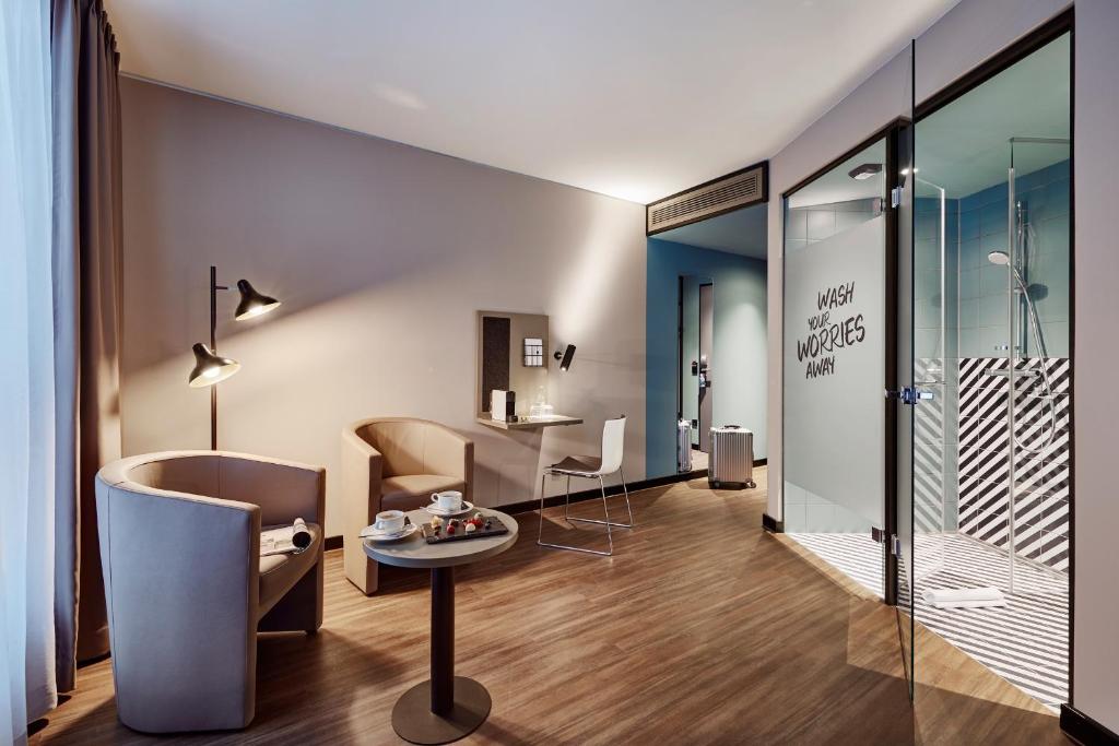 Posezení v ubytování LÉGÈRE HOTEL Wiesbaden-Taunusstein