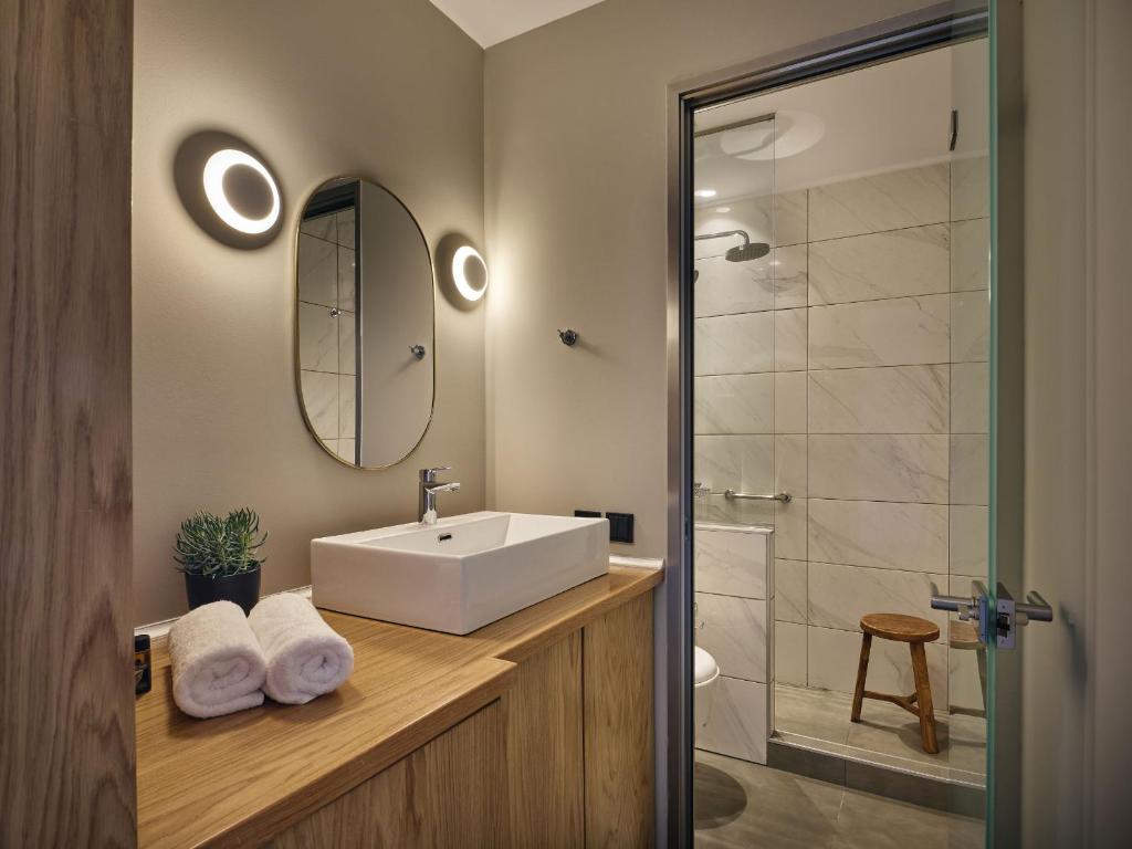 Koupelna v ubytování Oceanis Suites with Private Heated Pools and Sea View, by ZanteWize