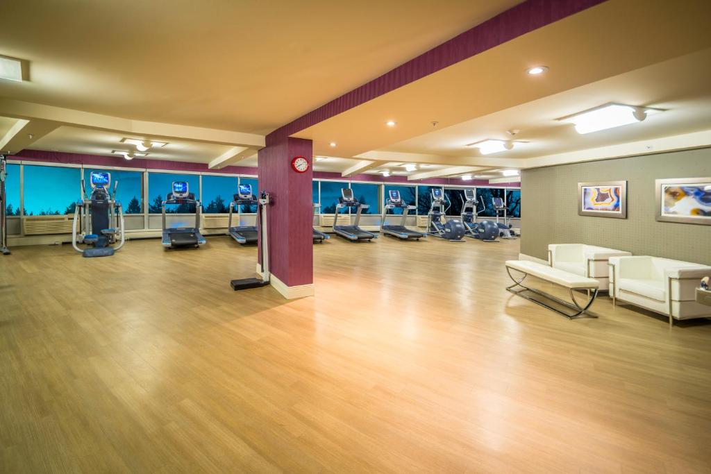 Fitness centrum a/nebo fitness zařízení v ubytování Crowne Plaza Saddle Brook by IHG