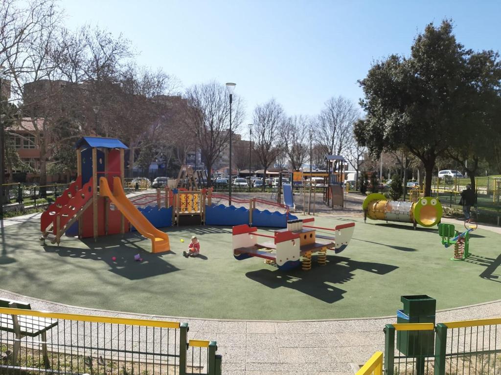 um parque com parque infantil com escorrega em APARTMENT AMBER s podzemnom garažom em Split
