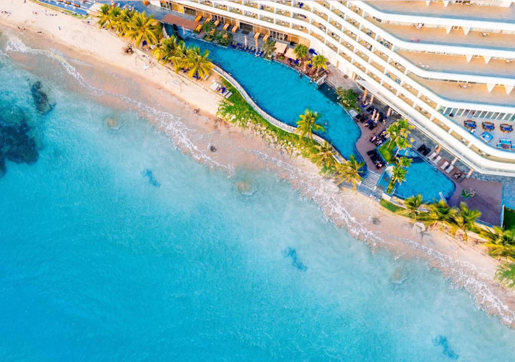 una vista aérea de un hotel y una playa en Seashells Phu Quoc Hotel & Spa, en Phu Quoc
