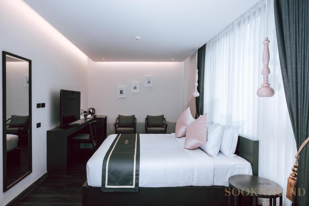 Postel nebo postele na pokoji v ubytování SOOKNIRUND HOTEL