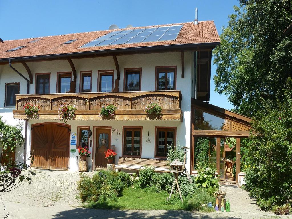 una casa con paneles solares en el techo en Wagnerhof, en Au am Inn