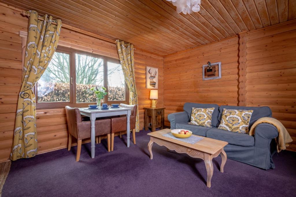 Posezení v ubytování Redlands Country Lodge Apartments with Hot Tubs