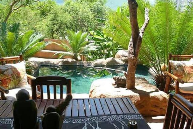 Swimming pool sa o malapit sa Canyon guest villa