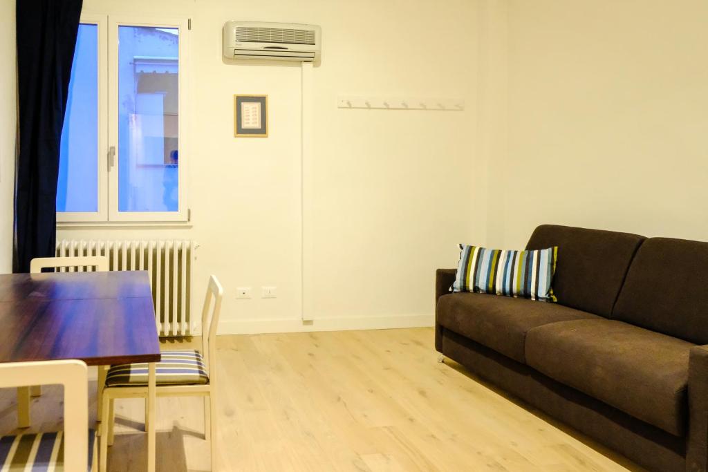 salon z kanapą i stołem w obiekcie Splendid two room Suite we Florencji