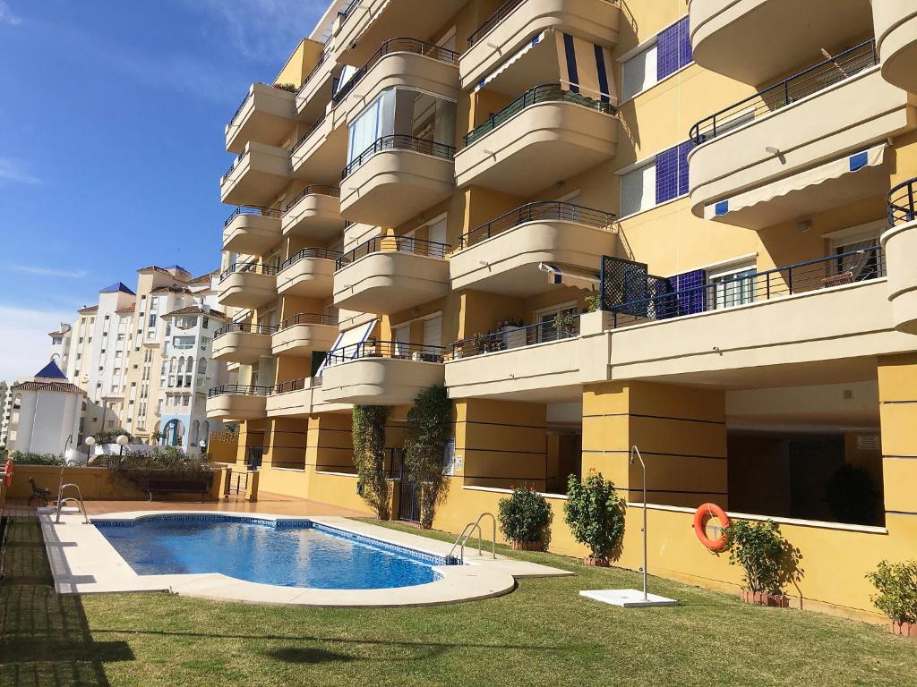 ein Apartmenthaus mit einem Pool davor in der Unterkunft Apartment Bellavista del Puerto by Interhome in Estepona