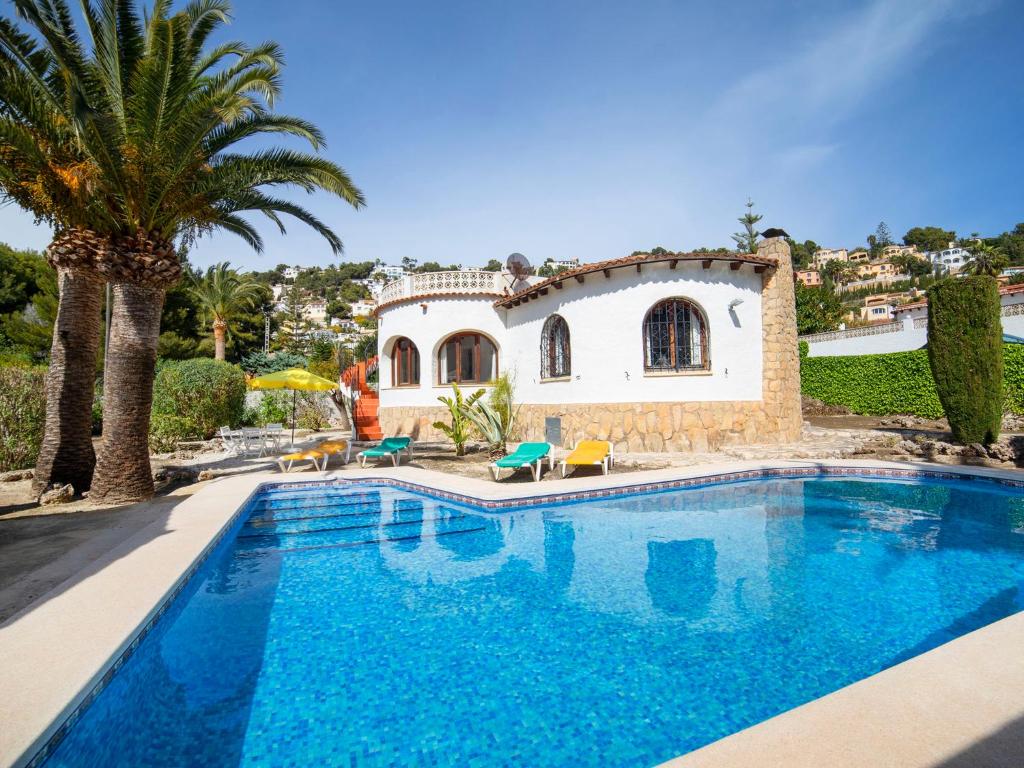 una piscina frente a una villa en Holiday Home Miss by Interhome, en Fanadix