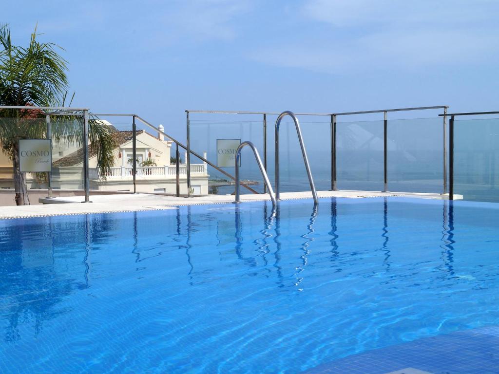 einen Pool mit Blick auf das Wasser in der Unterkunft Apartment Cosmo Beach-1 by Interhome in Estepona