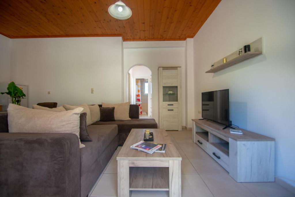 Televízia a/alebo spoločenská miestnosť v ubytovaní Family Private Homes & Sea View by "elite"