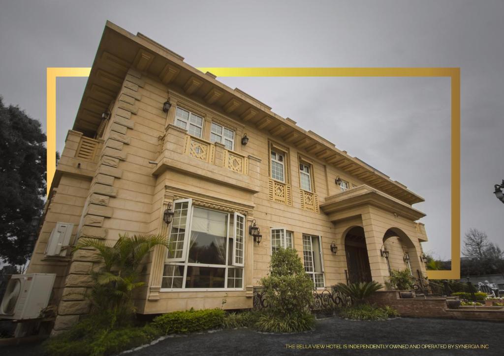 Casa de madera grande con ventana grande en Bella Hotel, en Islamabad