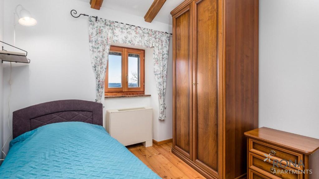 Postel nebo postele na pokoji v ubytování Rona stone house apartments Janja