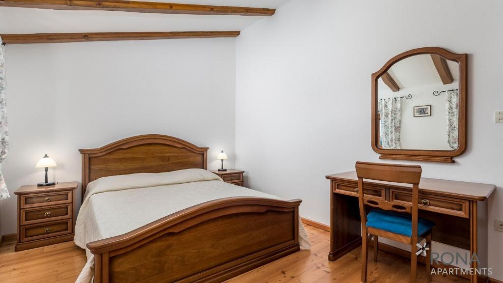 Postel nebo postele na pokoji v ubytování Rona stone house apartments Janja