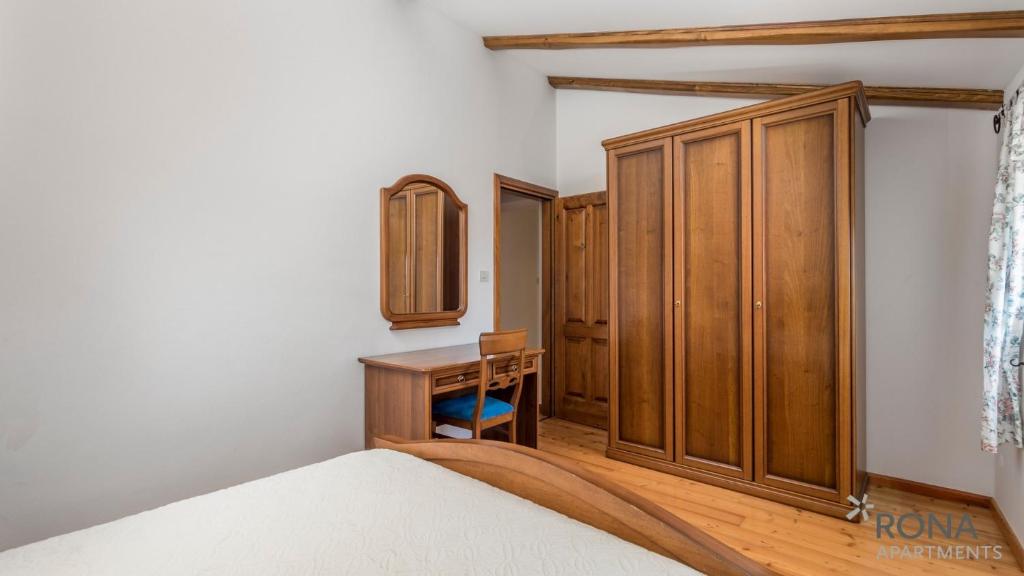 Postel nebo postele na pokoji v ubytování Rona stone house apartments Janja