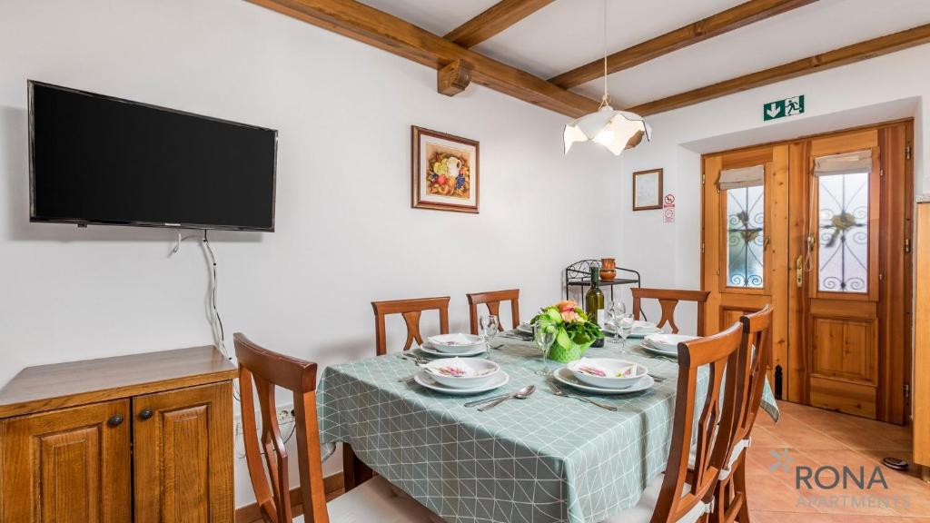 TV a/nebo společenská místnost v ubytování Rona stone house apartments Janja