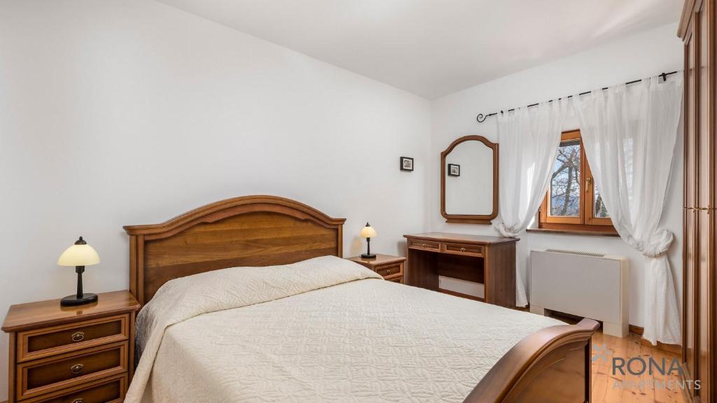 Postel nebo postele na pokoji v ubytování Rona stone house apartments Janja