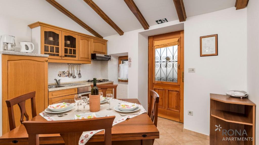 Kuchyň nebo kuchyňský kout v ubytování Rona stone house apartments Janja