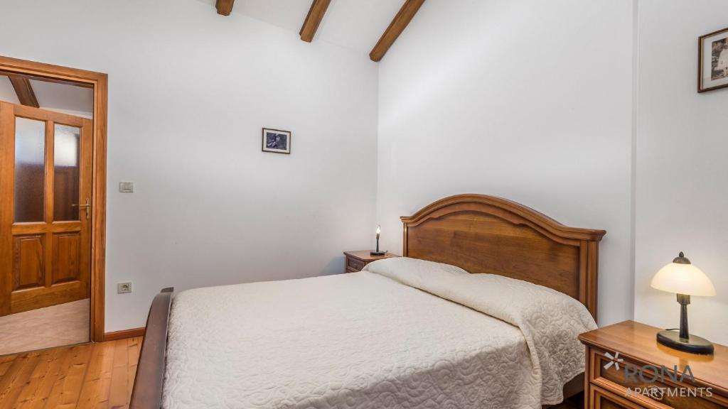 Postel nebo postele na pokoji v ubytování Rona stone house apartments Janja