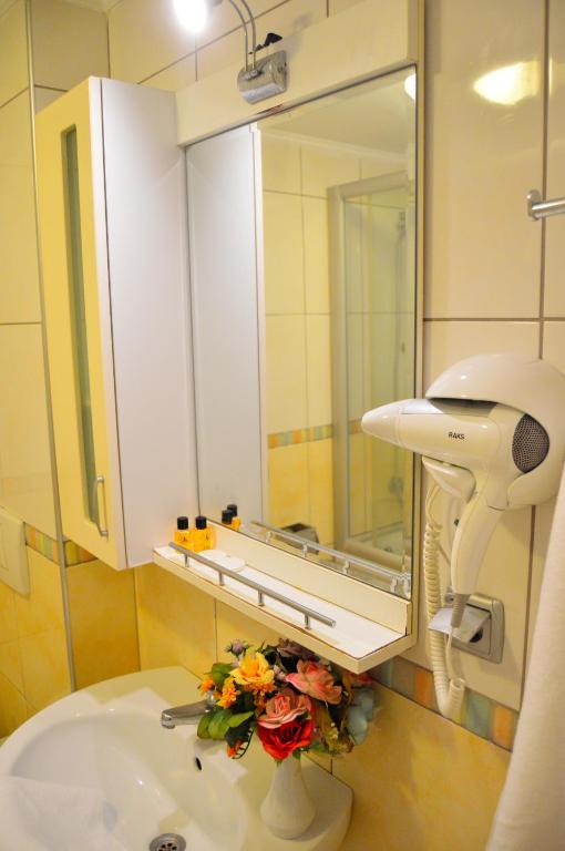A bathroom at Comfort Downtown Istanbul