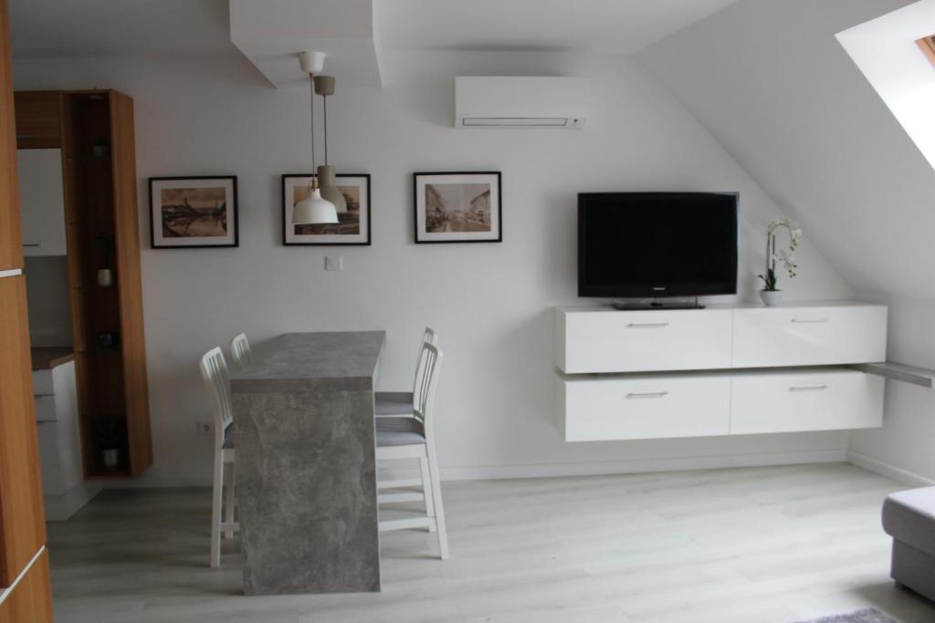 Telewizja i/lub zestaw kina domowego w obiekcie Quelle-Apartman