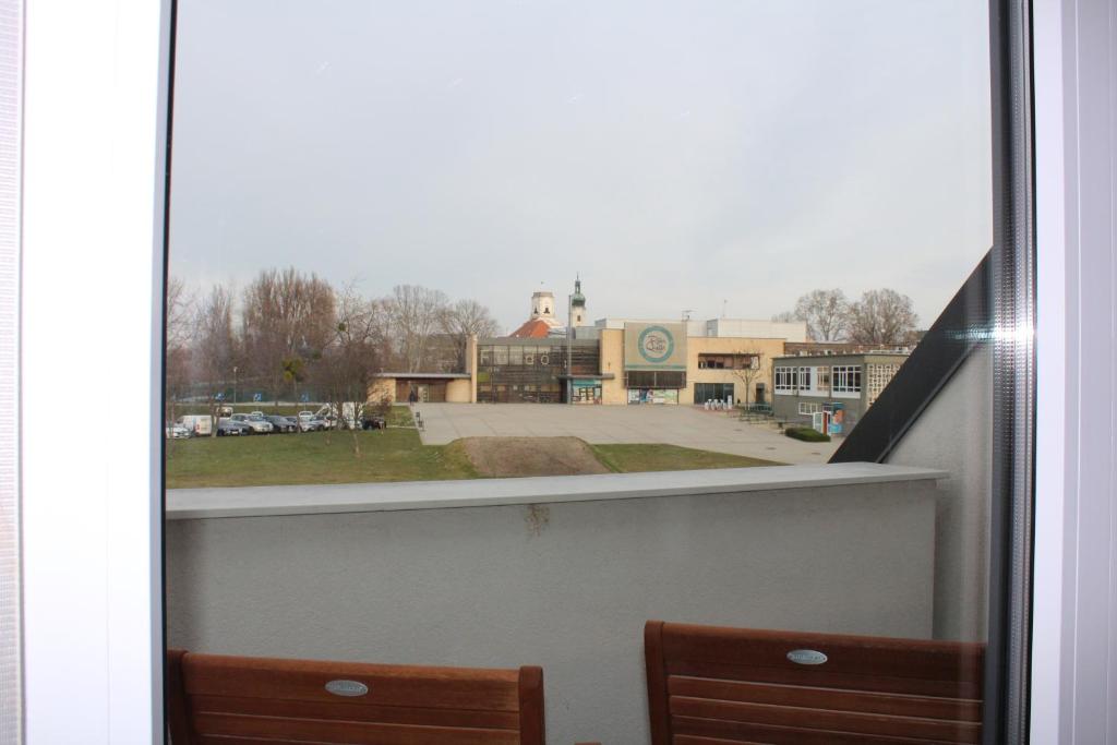 widok na budynek z okna w obiekcie Quelle-Apartman w Győr