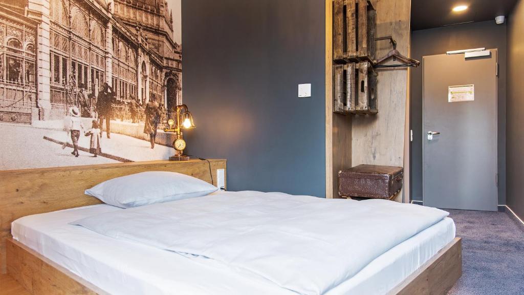 Postel nebo postele na pokoji v ubytování tinyTwice Hotel Wiesbaden