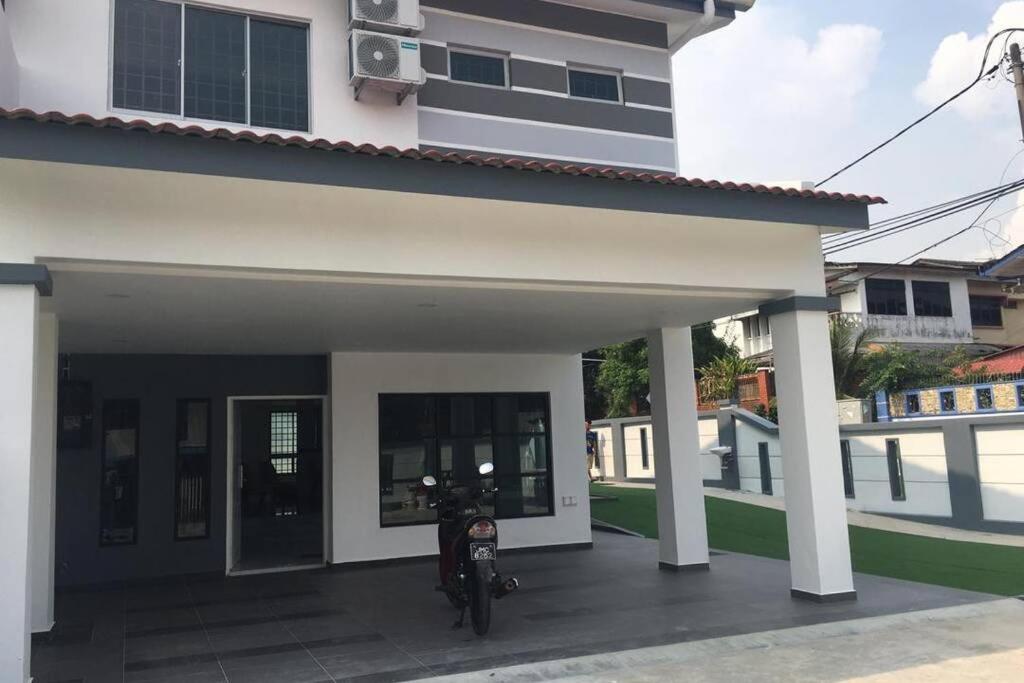 una motocicleta estacionada dentro de una casa en 22pax :Taman pelangi Party house nearby midvelly, en Johor Bahru