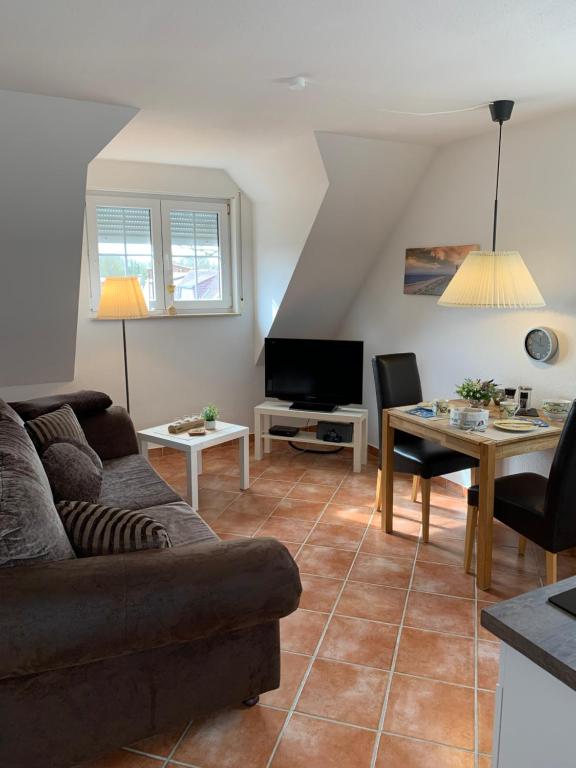 ein Wohnzimmer mit einem Sofa und einem Tisch in der Unterkunft Kirchseeblick 5&6 in Kirchdorf