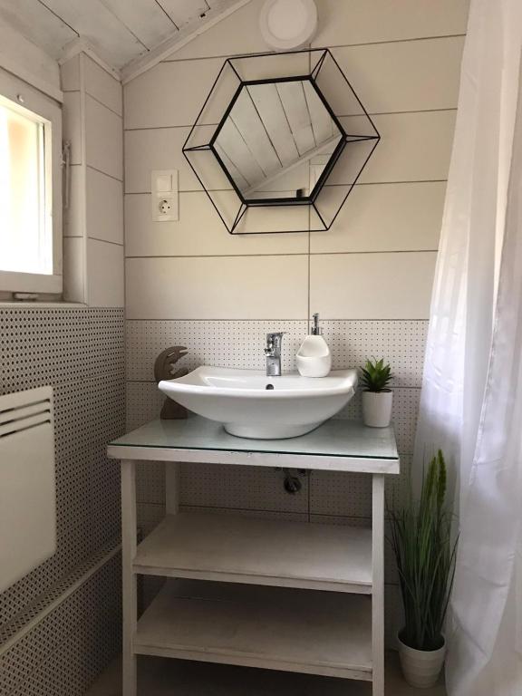 A bathroom at Mesebeli Vendégház