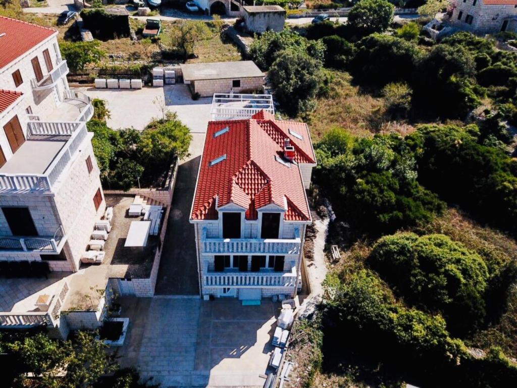 une vue aérienne sur une maison avec un toit rouge dans l'établissement Villa Tonika, à Povlja