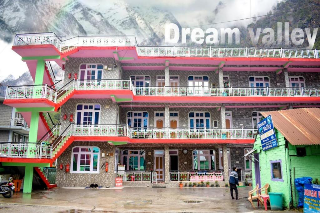 un bâtiment avec un panneau indiquant la vallée du rêve dans l'établissement Dream Valley Home Stay, à Kasol