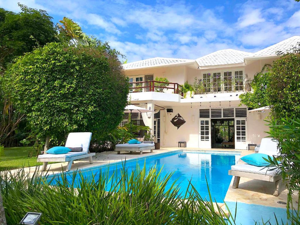 eine Villa mit einem Pool vor einem Haus in der Unterkunft Villa B52 in Punta Cana